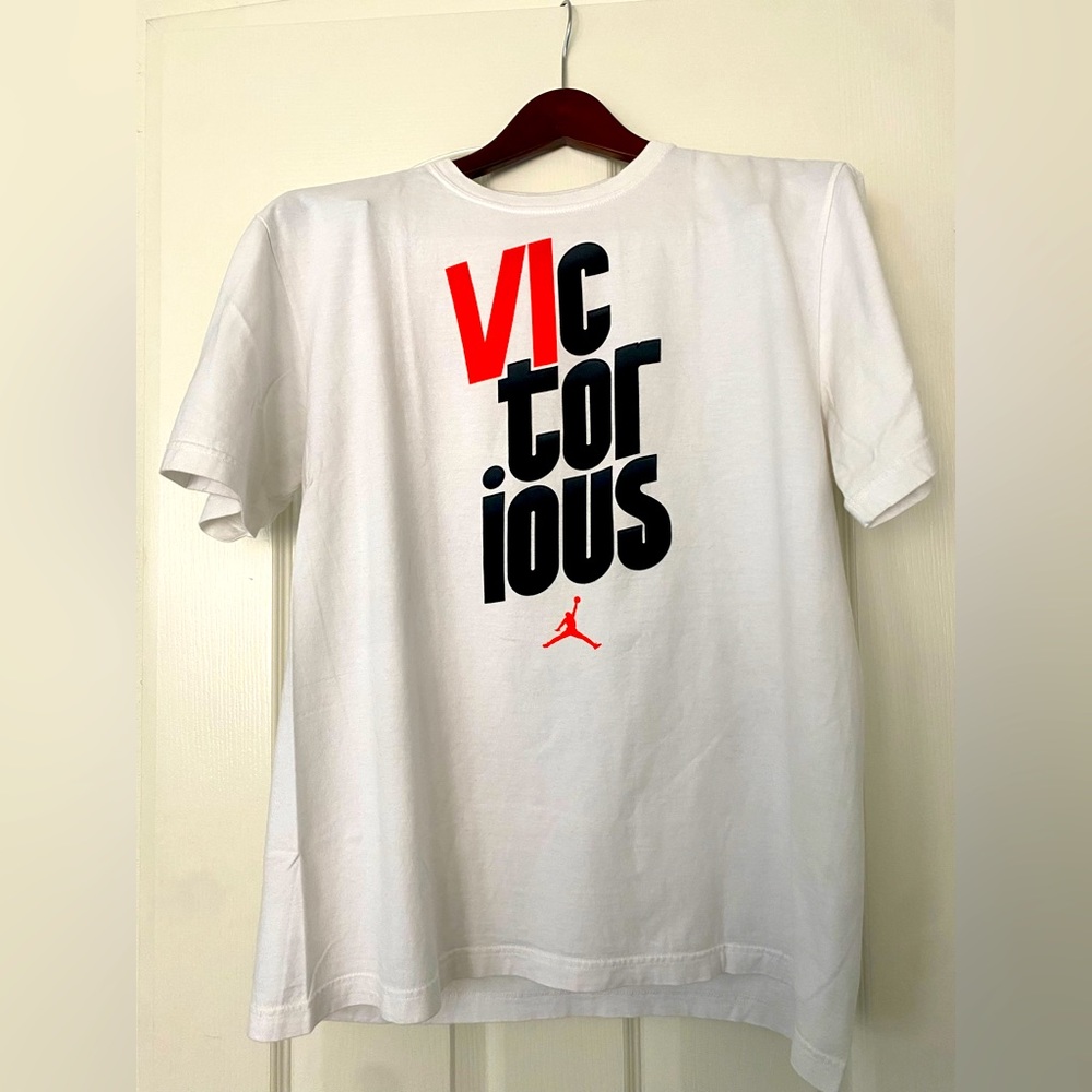 White, Large, Nike short sleeve shirt.